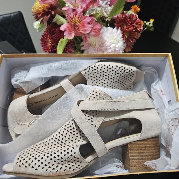 Bella Vita Tan Perforated Sandals 11W - Picture 7 of 8